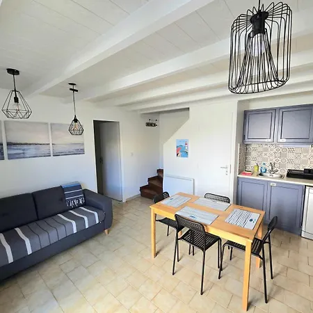 Guest house Santolines : Charmante Maisonnette Avec Piscine Proche Etang